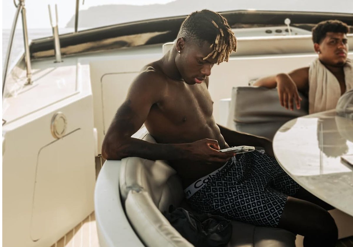 Nico Williams durante sus vacaciones en Ibiza.