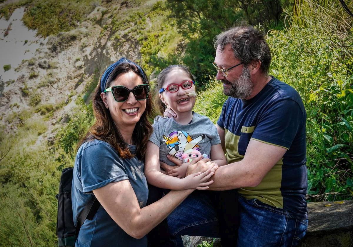 Juan María Sánchez y su pareja junto a Enara, que acaba de cumplir 7 años.