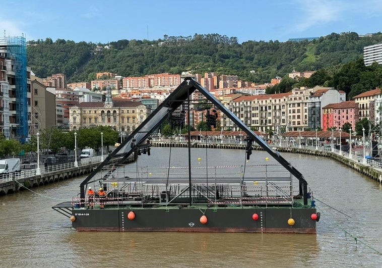 El escenario ya se encuentra en el medio de la Ría