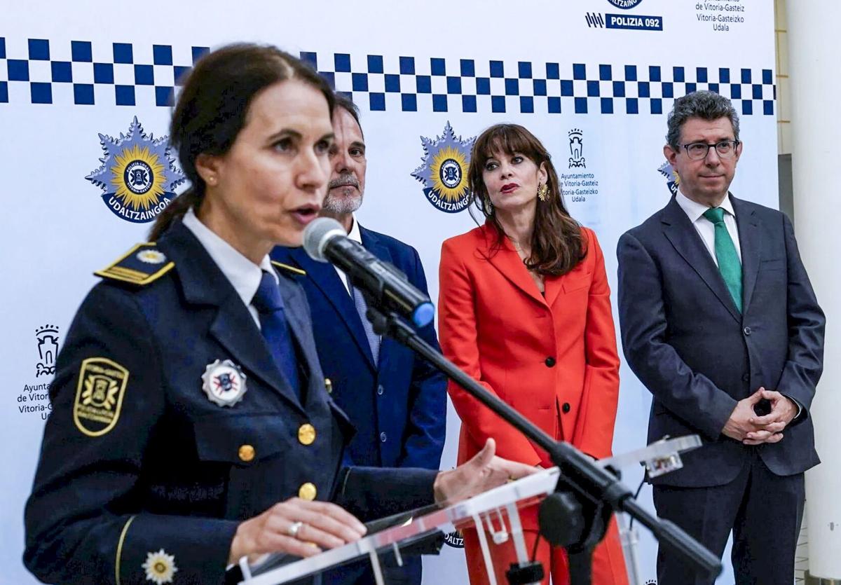 La excomisaria Marian Vidaurre habla ante José Antonio Haro, Maider Etxebarria e Iñaki Gurtubai.