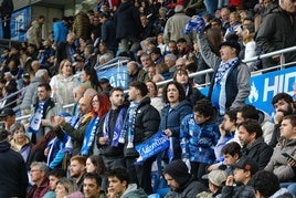 Aficionados del Alavés durante el partido ante el Valencia en Mendizorroza.