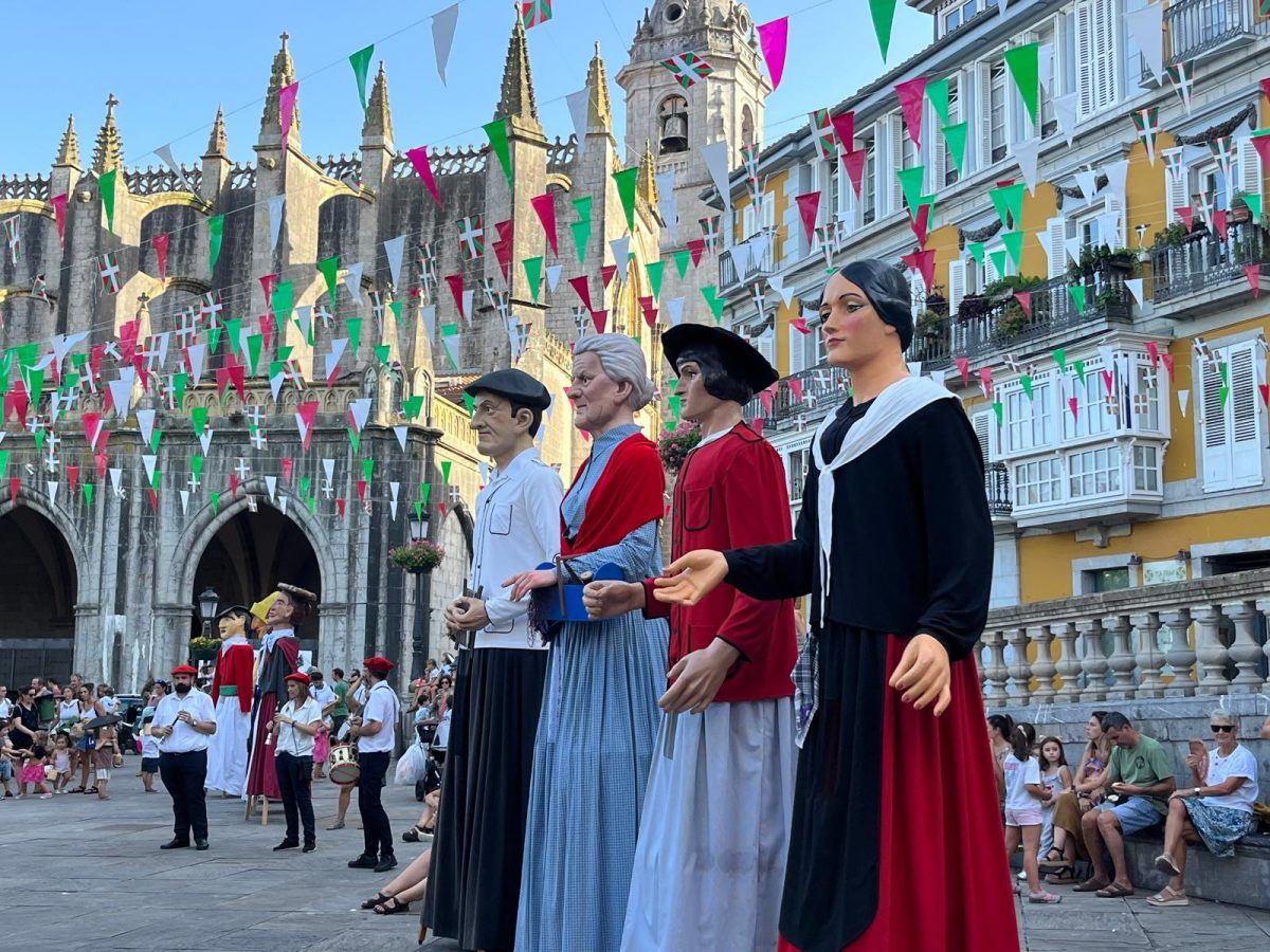 Los gigantes se reunirán en la plaza para participar en un pasacalles conjunto en Lekeitio.