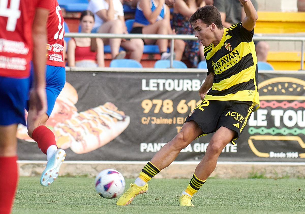 Aragüés golpea el balón en un amistoso disputado con el primer equipo del Zaragoza.
