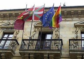 La bandera LGTBIQ+ ondea en el balcón del consistorio en un anterior 28J.