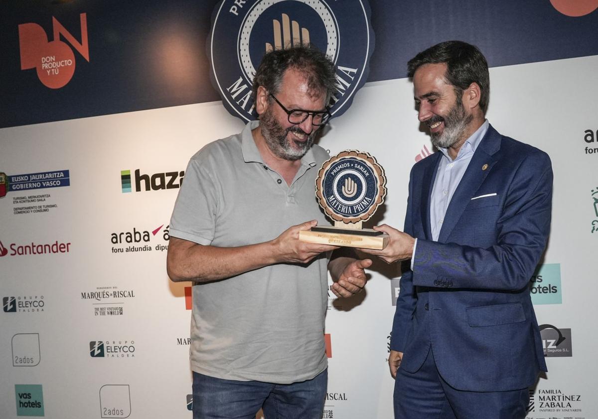 Andoni Vigalondo recibe el premio del consejero Javier Hurtado.