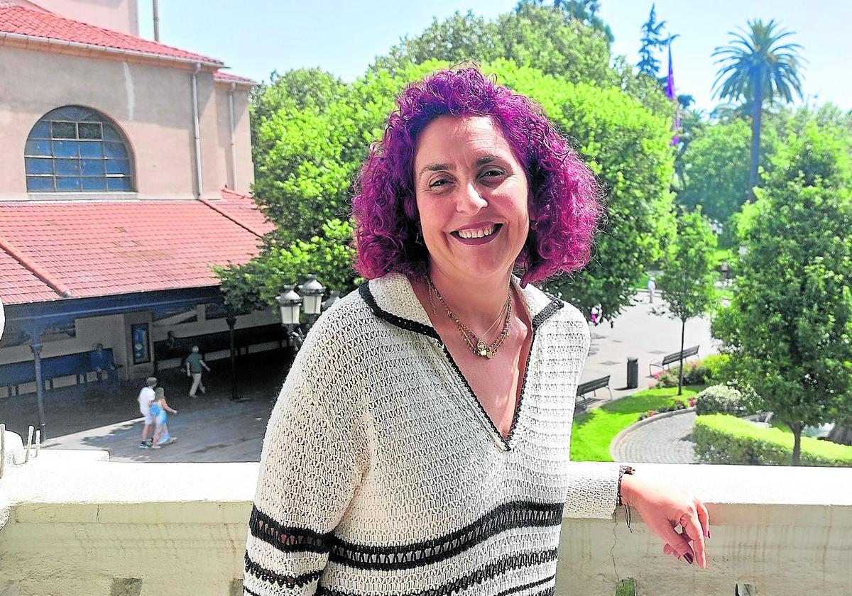 Karmele Tubilla coincide en la falta de aparcamientos, pero cree que «debe haber un equilibrio entre vehículos, bicis y peatones».