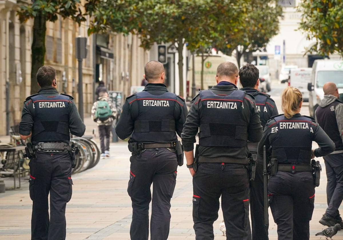Agentes de la Ertzaintza pasean a pie por el centro de Vitoria.