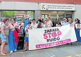 Vecinos de Lutxana volvieron ayer a acudir al pleno del Ayuntamiento.