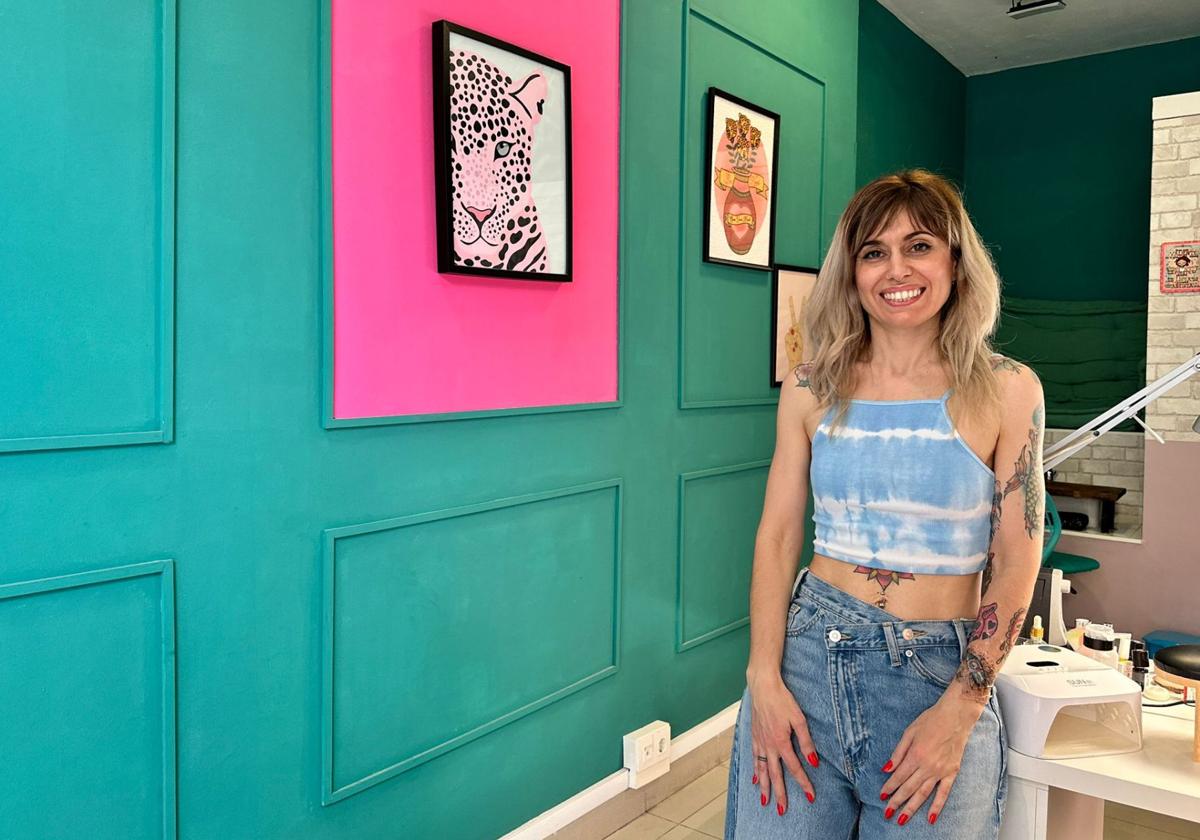 Jessy, la artista de uñas de Santutxu con lista de espera por sus manicuras únicas.