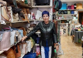 Txaro Garrido, junto a los bolsos, el producto más demandado.