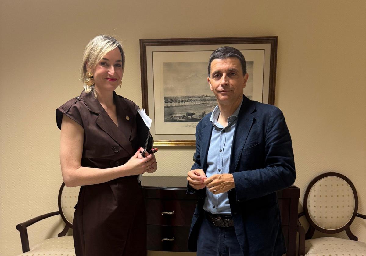 La consejera de Auutogobierno, Maria Ubarretxena, con el secretario de Estado de Seguridad Social y Pensiones, Borja Suárez.