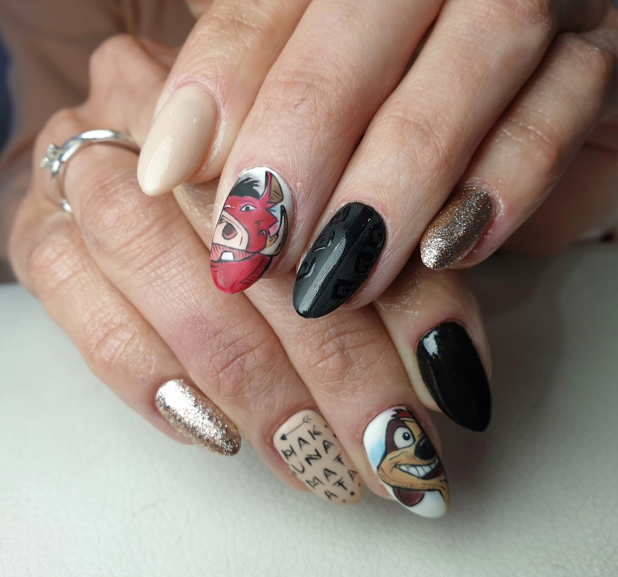La artista de uñas con lista de espera: Jessy revoluciona Santutxu con sus diseños únicos