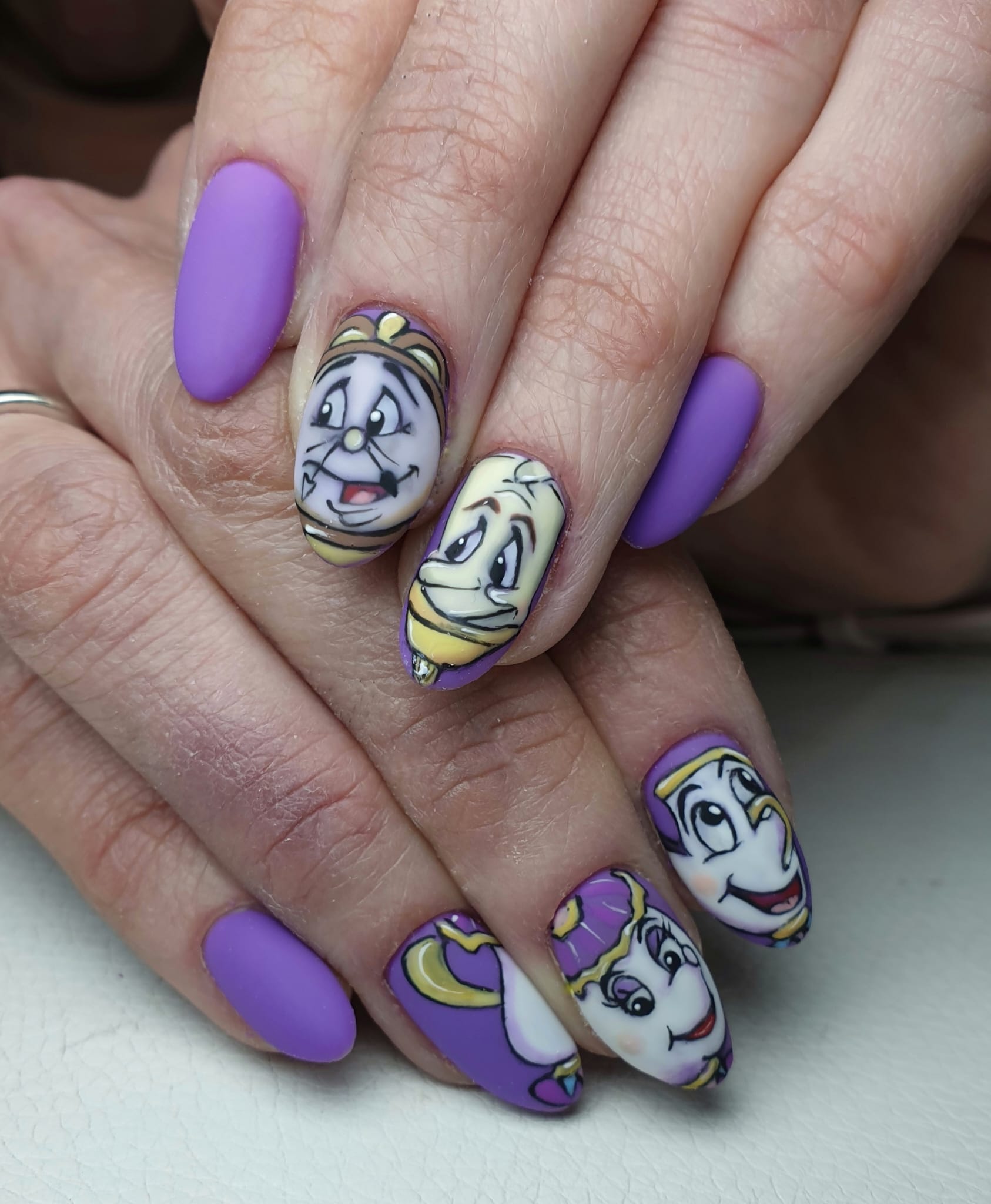 La artista de uñas con lista de espera: Jessy revoluciona Santutxu con sus diseños únicos
