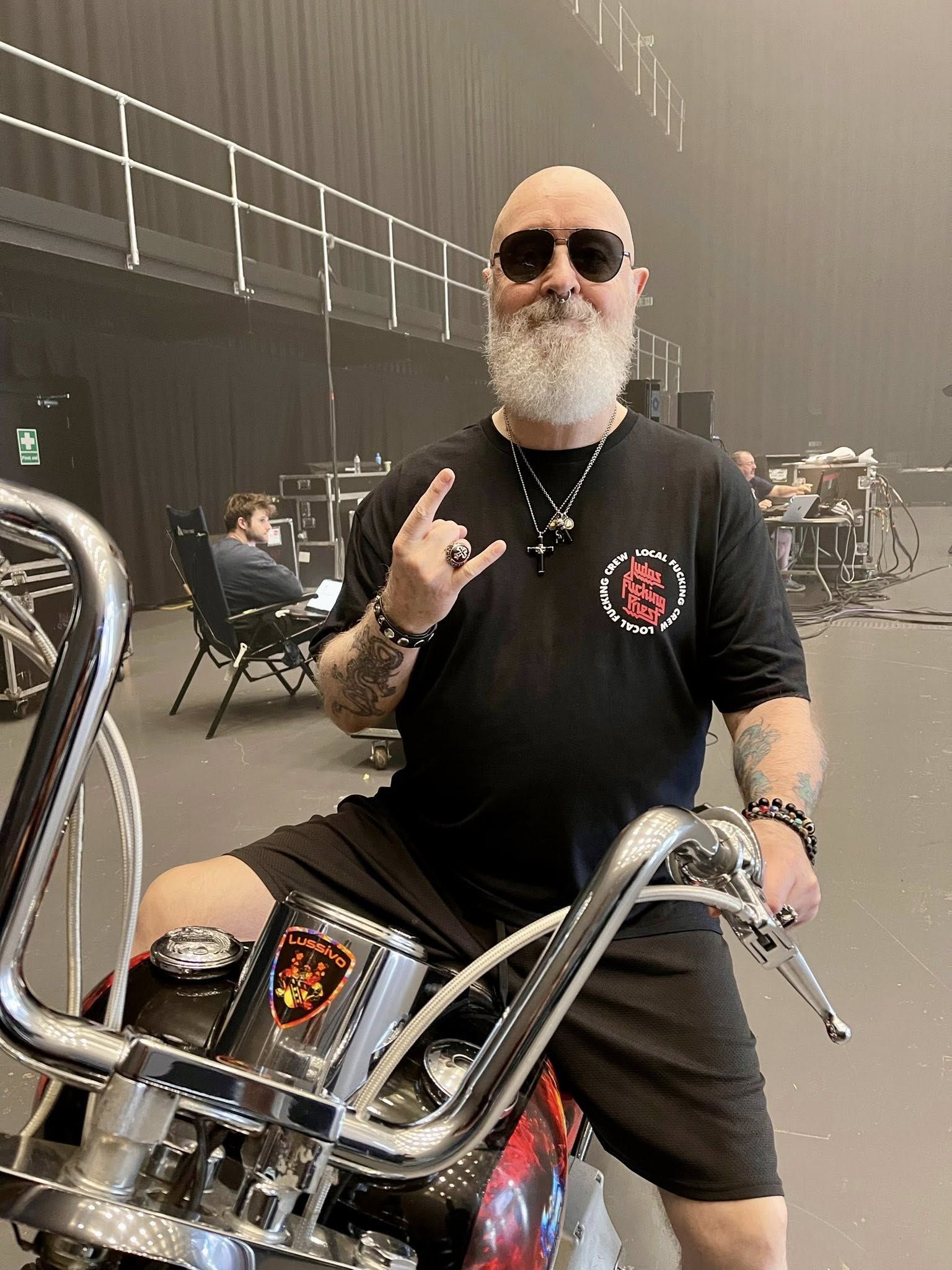 Halford, en su moto antes de un concierto.