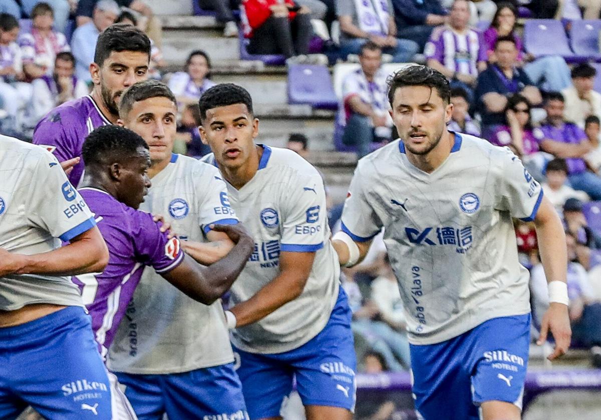 Tenaglia, Mouriño y Garcés buscan el remate ante el Valladolid.