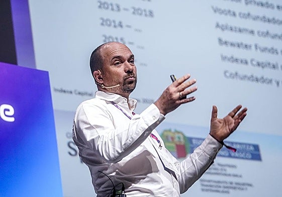 François Derbaix, en un momento de la ponencia inaugural.