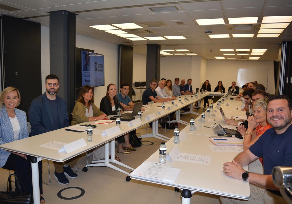 Representantes institucionales y de las empresas en una reunión.
