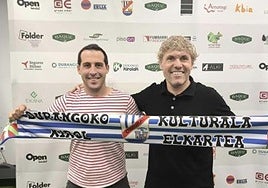 El director deportivo, Jon 'Tuto' Garai, junto al nuevo entrenador, Iker Dorronsoro, con la bandera blanquiazul.