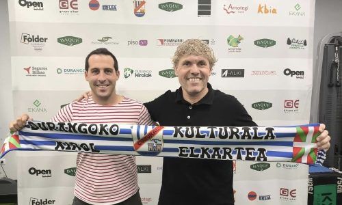 El director deportivo, Jon 'Tuto' Garai, junto al nuevo entrenador, Iker Dorronsoro, con la bandera blanquiazul.