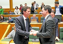 El consejero de Hacienda y Finanzas, Noël d&#039;Anjou, estrecha las manos del lehendakari, Imanol Pradales, en el Parlamento vasco.