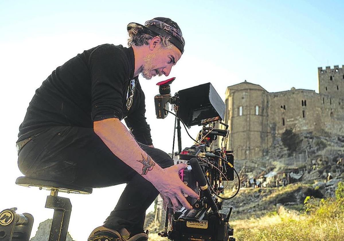 Gorka Gómez Andreu, durante el rodaje de 'Irati' ante el Castillo de Loarre en Huesca.
