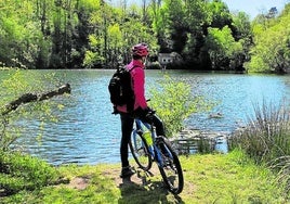 Un ciclista se detiene y observa el pozo de la mina Catalina.