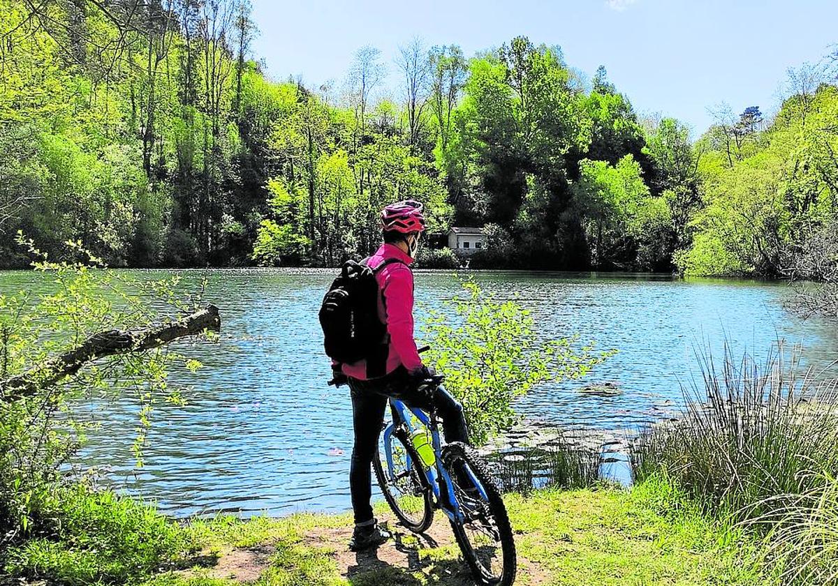 Un ciclista se detiene y observa el pozo de la mina Catalina.