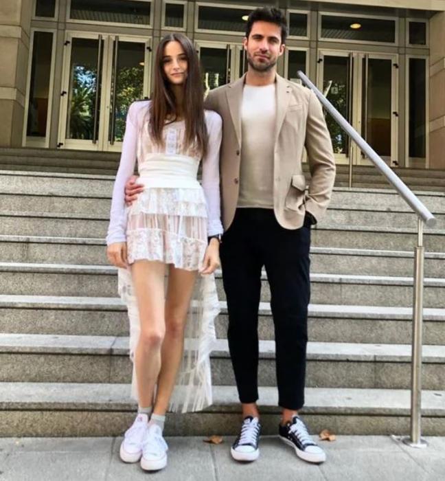 Miren Rodrigo y Eder Aguirre contrajeron matrimonio civil entre semana y con originales looks nupciales.