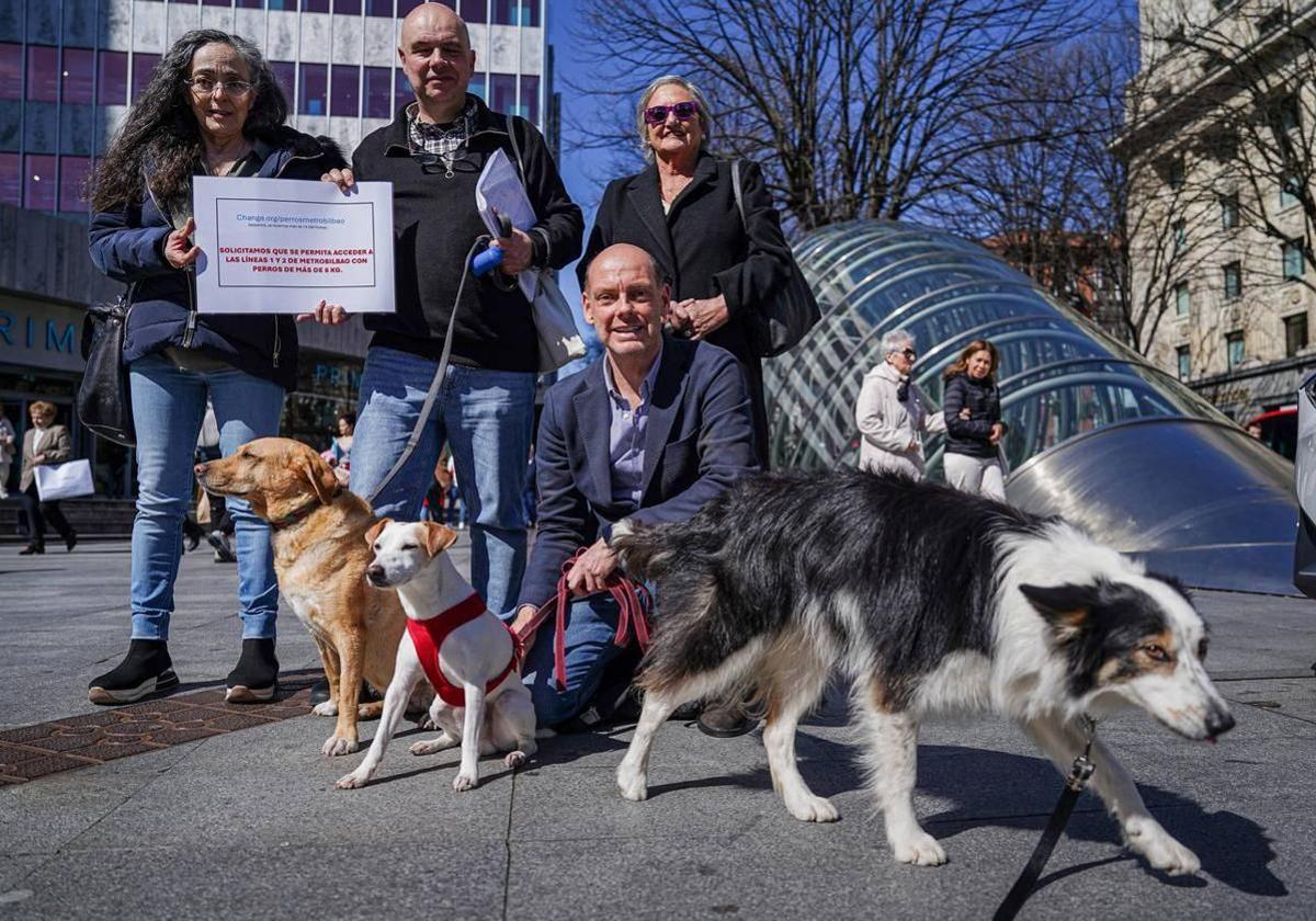 Miembros de la plataforma que reclama la entrada de perros medianos y grandes en el metro, tras la reunión con el suburbano