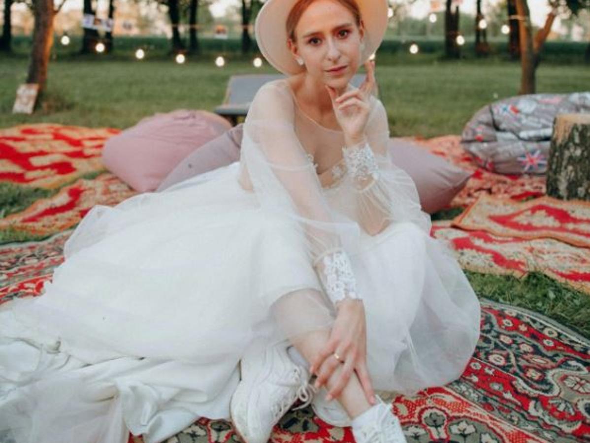 Zapatillas con vestido de novia: la tendencia que pisa fuerte en las bodas.