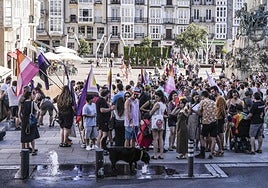 La manifestación de la tarde ha arrancado con retraso debido a la tórrida temperatura.