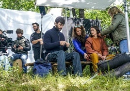 Javier Rey y Patricia Lopez, durante el rodaje de la pelicula 'Singular', en Legutio.