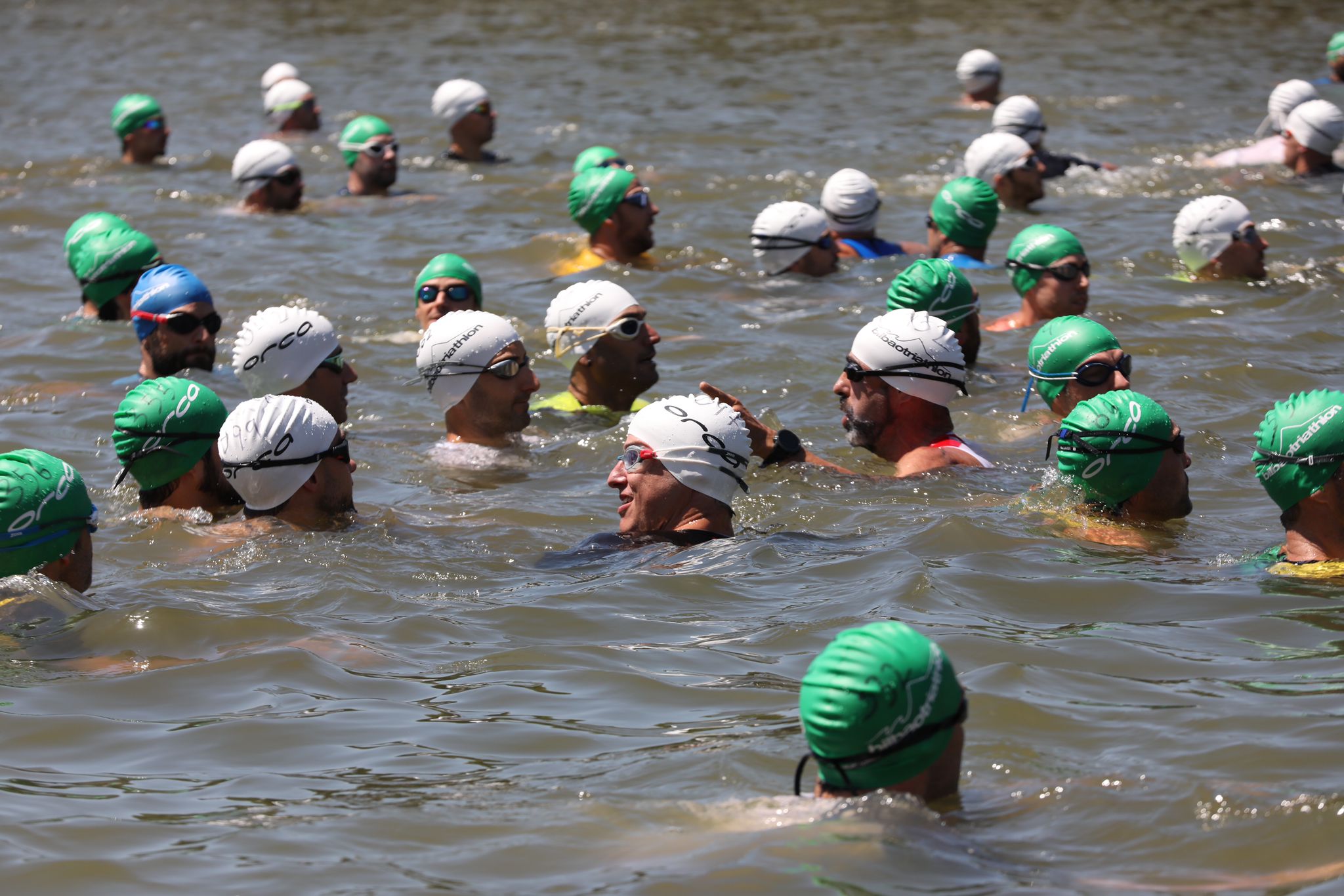 Más de 700 atletas se lanzan a la ría y a la carretera en el XIV Bilbao Triathlon
