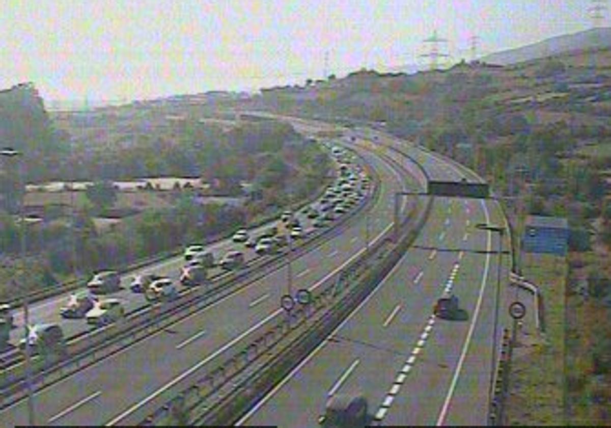Finalizan las retenciones en la A-8 sentido Cantabria por la operación salida