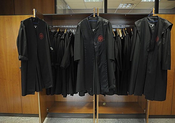 Togas de jueces en un juzgado.