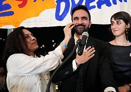 Zohran Mamdani interviene ante sus seguidores en Nueva York tras imponerse en las primarias demócratas