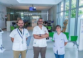 Asier Pérez, Maxi Gutiérrez y Eva Gómez en el ambulatorio de Zabalgana.