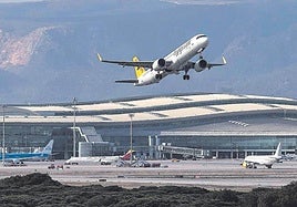 Un avión despega del aeropuerto Josep Tarradellas-El Prat.