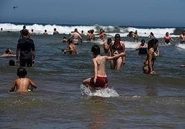 Los vizcaínos han abarrotado las playas para refugiarse del intenso calor.