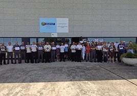 Concentración de funcionarios de la cárcel de Zaballa esta tarde de domingo por la agresión a una compañera.