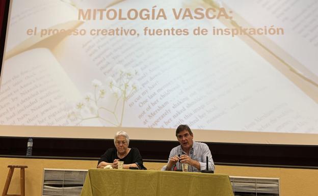 Martínez de Lezea, junto al director de Justicia.