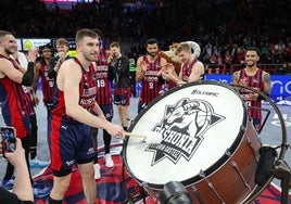 Nikos Rogkavopoulos golpea el bombo tras una victoria del Baskonia.