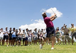 La multitud no pierde detalle de un hierro de Rahm desde el rough, muy alto en Maridoe.