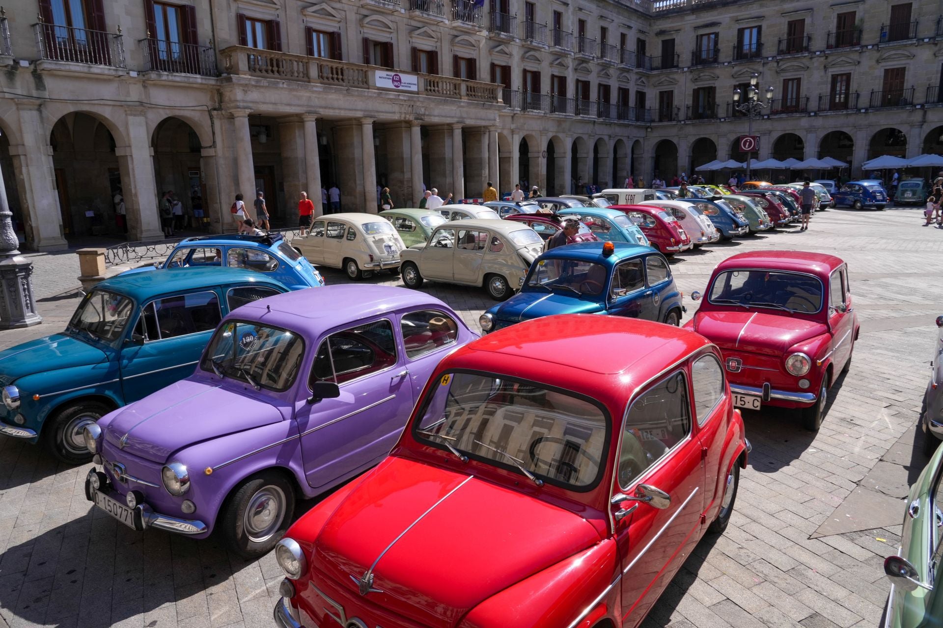 Los SEAT 600 invaden Vitoria