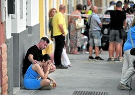 Una joven es consolada en el barrio de Almería en el que un hombre degolló a su mujer el pasado viernes.