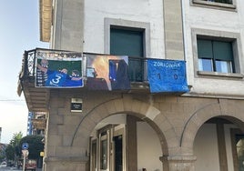 Las lonas artísticas cuelgan en diferentes espacios de la localidad.