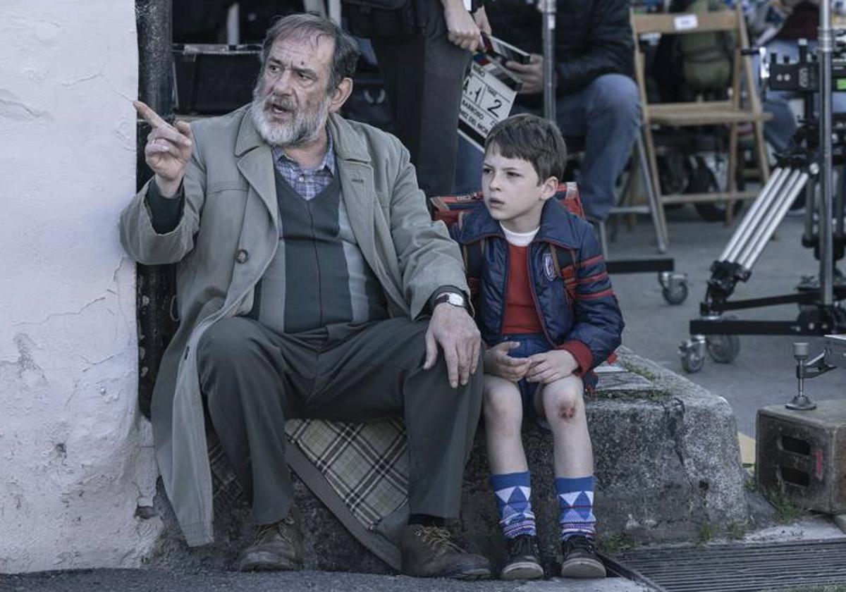 Karra Elejalde junto al niño Álex Infantes en el rodaje.