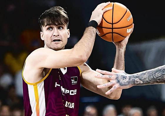 Villar mueve el balón durante un partido de esta temporada.