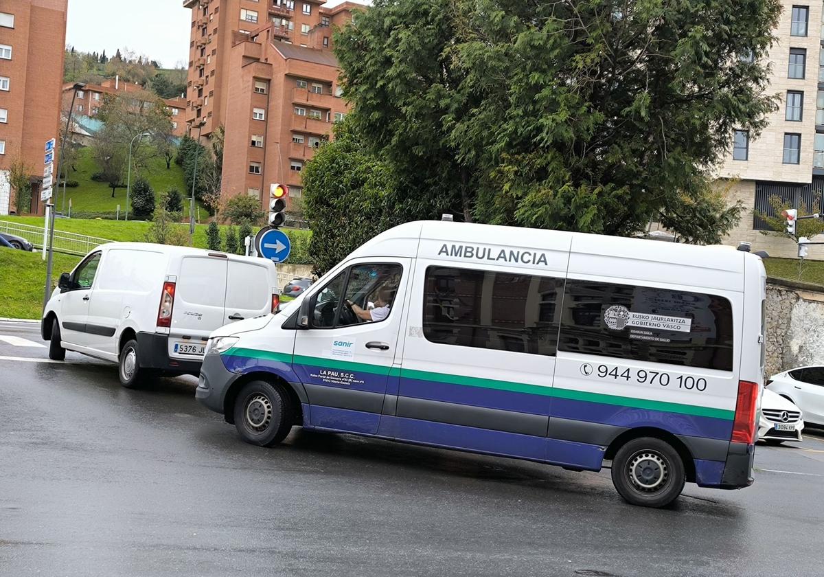 El edil popular subraya la necesidad urgente de que la ambulancia con base en el municipio disponga de personal médico.