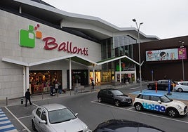 Vista exterior del centro comercial Ballonti.